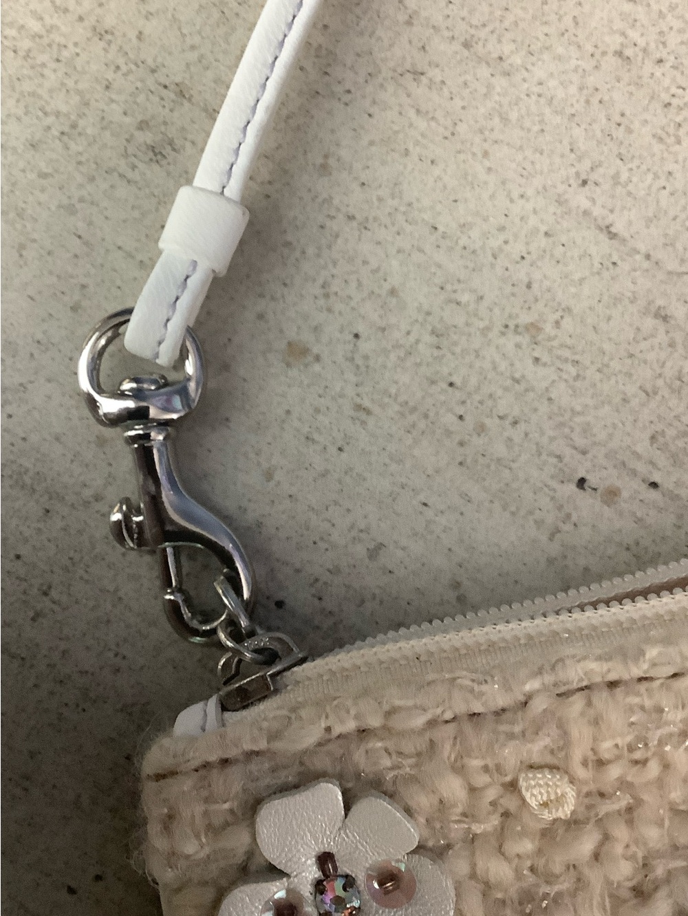 NWT RARE Coach Ivory Wool Floral 3D Appliqué Wristlet with Metallic Accents - Picture 11 of 12